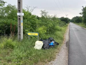 Szemeteszsákok a tiszanánai, erdővel szegélyezett Tiszti út szélén