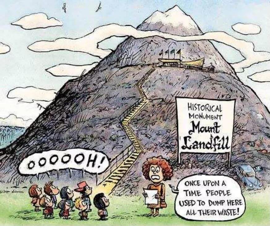 Felnőtt a csodálkozó gyerekekhez egy "Historical monument: Mount Landfill" táblás hegy előtt: "Once upon a time, people used to dump here all their waste."